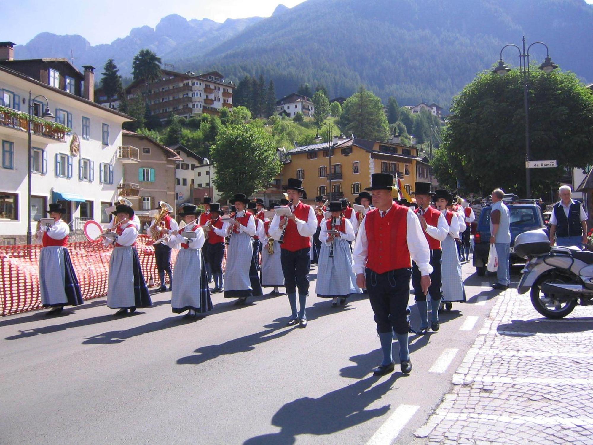 Post Hotel Ristorante Tyrol Moena Buitenkant foto