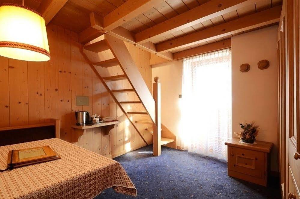 Post Hotel Ristorante Tyrol Moena Buitenkant foto